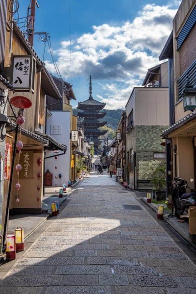 japan_temple_street_400x600_180kb